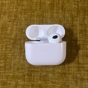 Apple AirPod and charging case (right earbud only). model a2565.